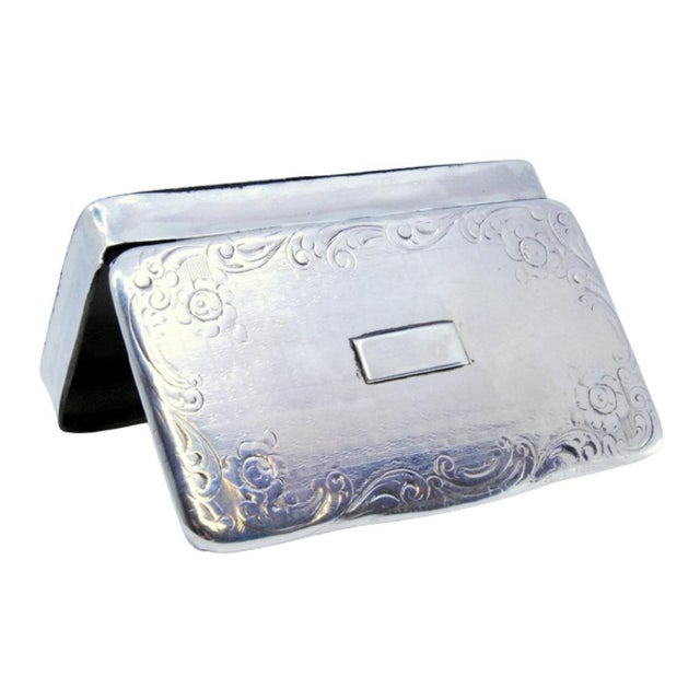 Silver Snuff Box with Engravings, Monogram Card and Hinged Lid with Garlands and Flowers For Sale - Image 9 of 9