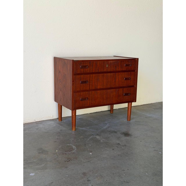 1960s Mid Century Danish Teak 3 Drawer Chest – Vintage Scandinavian Small Dresser on Tapered Legs For Sale - Image 4 of 10