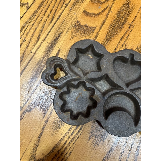 Up for consideration is a fun cast iron cooking mold tray. This can be used for muffins, cookies, candies, or any other...