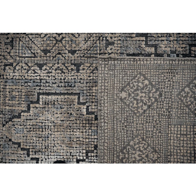 Hand -knotted rug in India, with Iranian node 150 line (i.e. 150 knots in a painting thumb) 90% of pure silk (china) and...