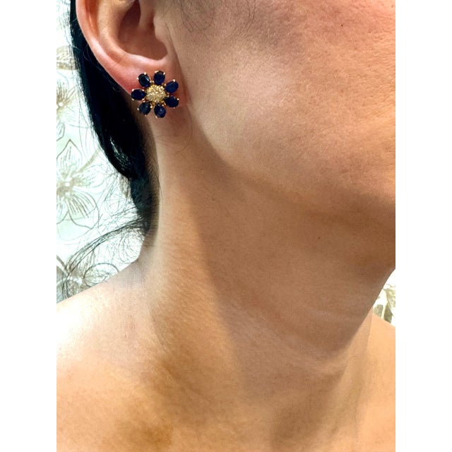7 Petals Natural Sapphire and Diamonds Flower Post Earrings 18 Karat Yellow Gold For Sale - Image 14 of 18