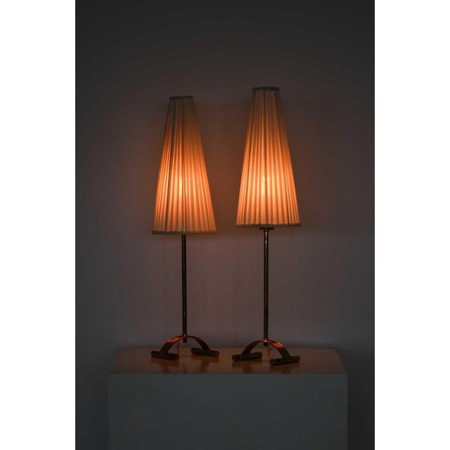 1950s Mid-Century Table Lamps in Ribbed Brass with Pleated Shades, 1950s, Set of 2 For Sale - Image 5 of 8