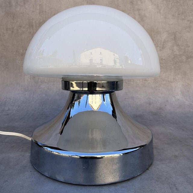 A stunning Italian mushroom-shaped table lamp dating from the 1970s. It features a chrome-plated silver metal frame and...