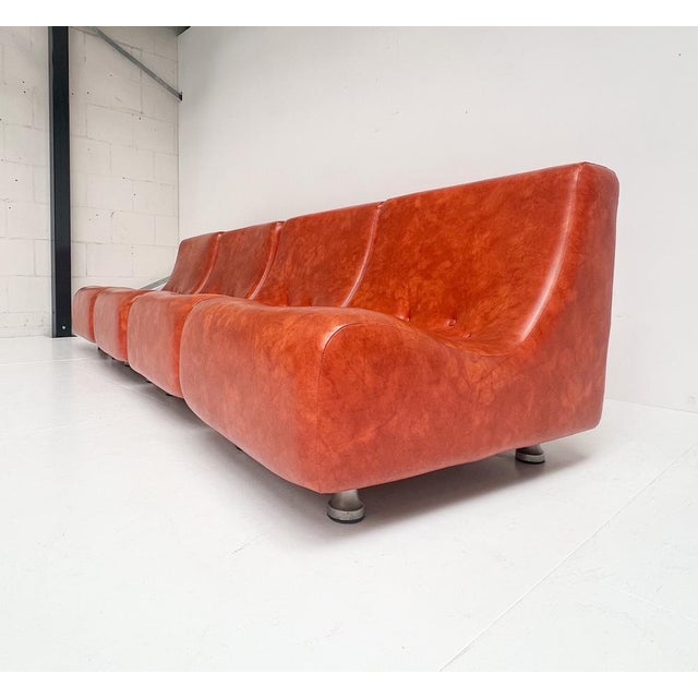This 4-part sofa in Space Age style comes from Italy and dates from the 1970s. The bank can be placed in the room in...