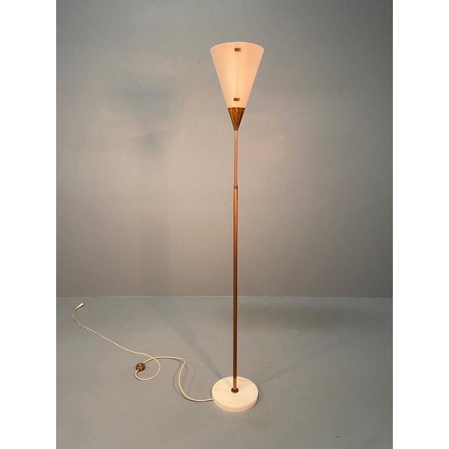 White Acrylic Glass and Brass Floor Lamp by Giuseppe Ostuni for Oluce, 1959 For Sale - Image 8 of 9
