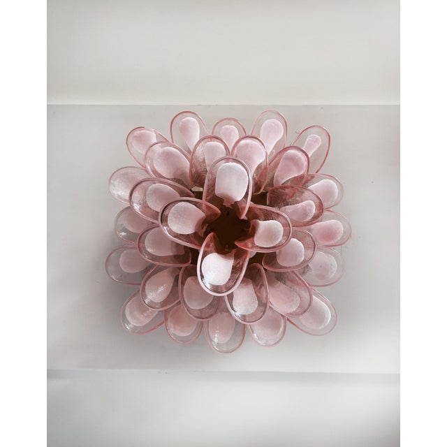 ELECTRICAL SYSTEM ADAPTED FOR US/AU/EU Spectacular ceiling lamp with 32 Murano pink glass petals (pink with white spot) in...