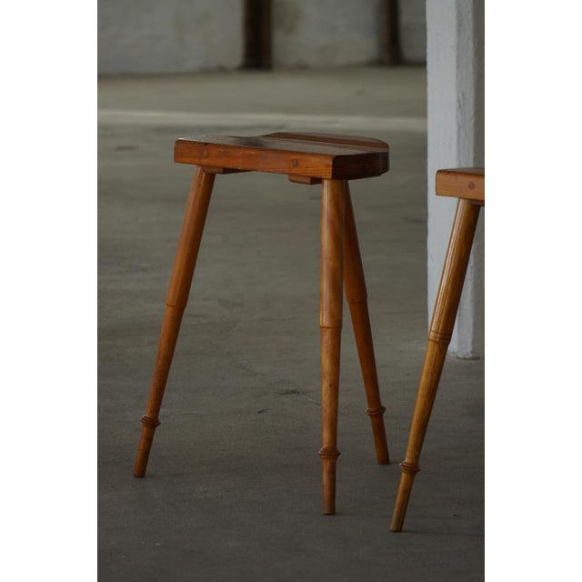 Mid-Century Danish Cabinetmaker Tripod Bar Stools in Pine, 1960s, Set of 2 For Sale - Image 6 of 18