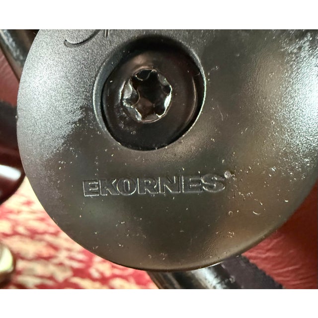 1990s Vintage Stressless Ekornes MCM Burgundy (Red-Brown) Leather Lounge Chair & Ottoman For Sale - Image 5 of 12