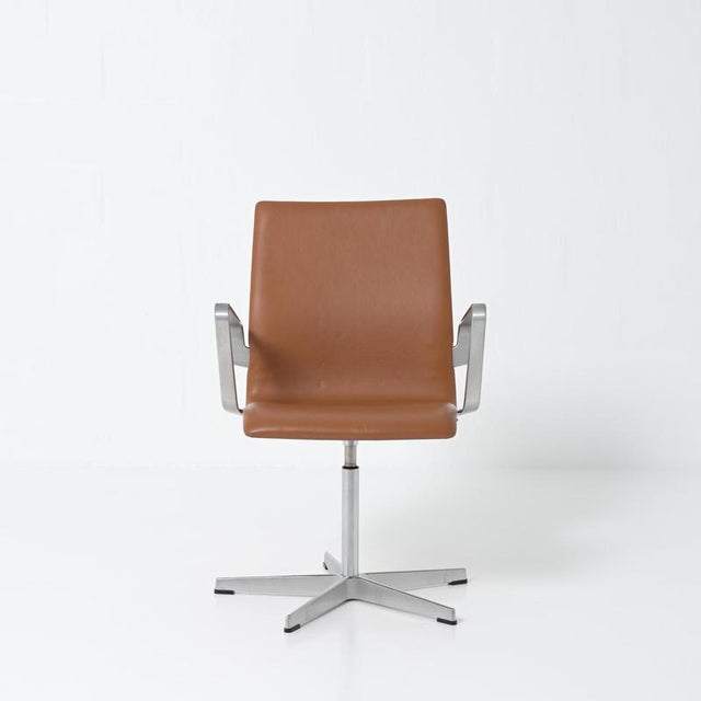 The Oxford chair was created in 1965 for the professors at St Catherine’s College at the University of Oxford by Arne...