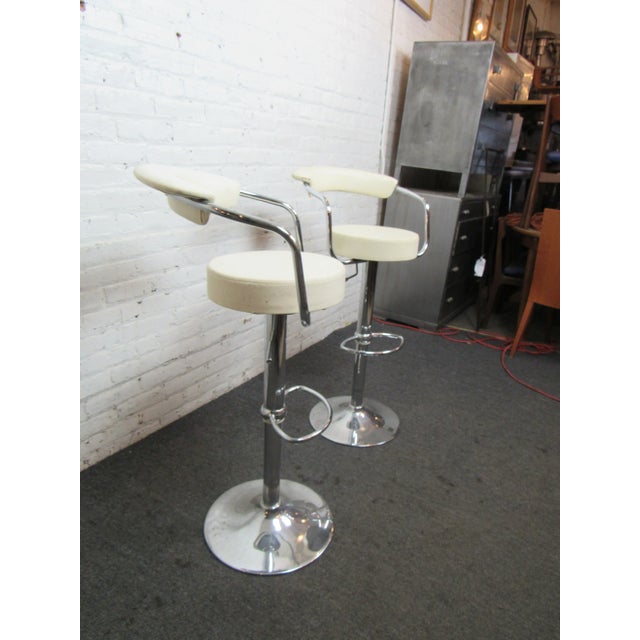 Mid-Century Modern Pair of Adjustable White and Chrome Stool For Sale - Image 3 of 7
