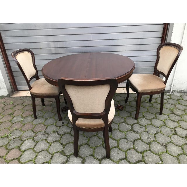 Round, oval, extendable Italian table with 3 chairs from the 70's. Table in good to very good condition except for minor...