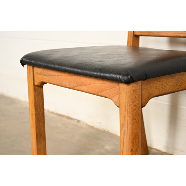 Henredon Style Mid-Century Hollywood Regency Carved Walnut and Cane Side Chairs or Dining Chairs, Pair For Sale - Image 12 of 17