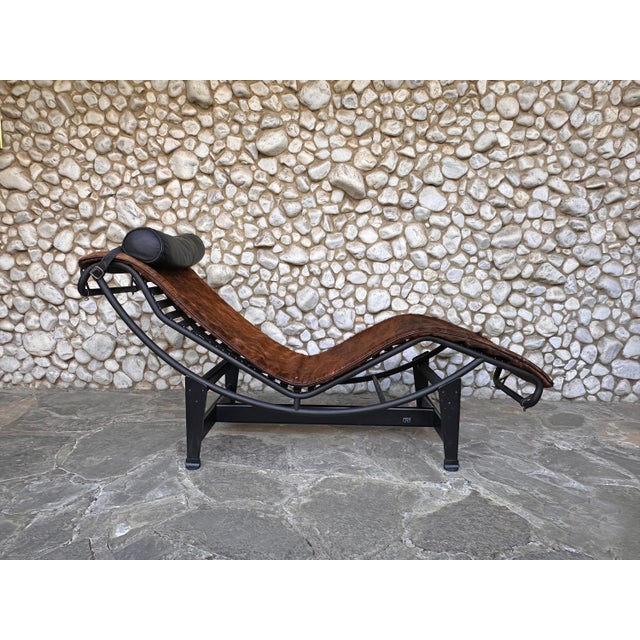 Bauhaus LC4 Chaise Lounge in Cowhide Leather and Black Steel by Le Corbusier, Perriand & Jeanneret for Cassina, 1970s For Sale - Image 3 of 18
