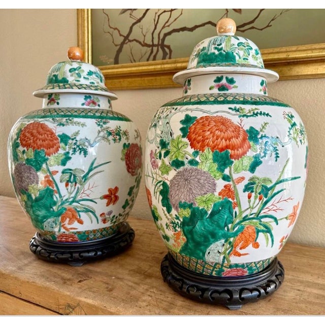 Pair of 19th Century Qing Dynasty China Large Famille Verte Lidded Jars Covered Pots With Stands For Sale - Image 4 of 12