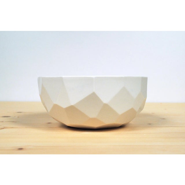 Porcelain tableware at a low resolution. Instead of smooth shapes, this pottery is build up out of polygons. Every product...