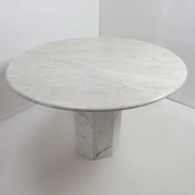 Vintage round marble dining table, 1970s - Ø 113 cm Carrara marble - Octagonal base Slightly yellowed marble top - see...