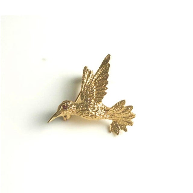 14k Yellow Gold Hummingbird Brooch 1 Inch For Sale In New York - Image 6 of 11