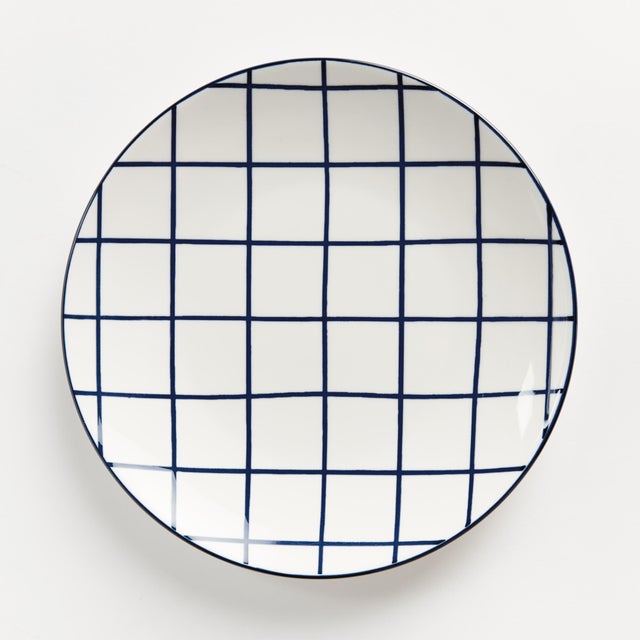 Set the table with a composition in blue. This set of 4 modern stoneware grid design plates is made of dishwasher and...