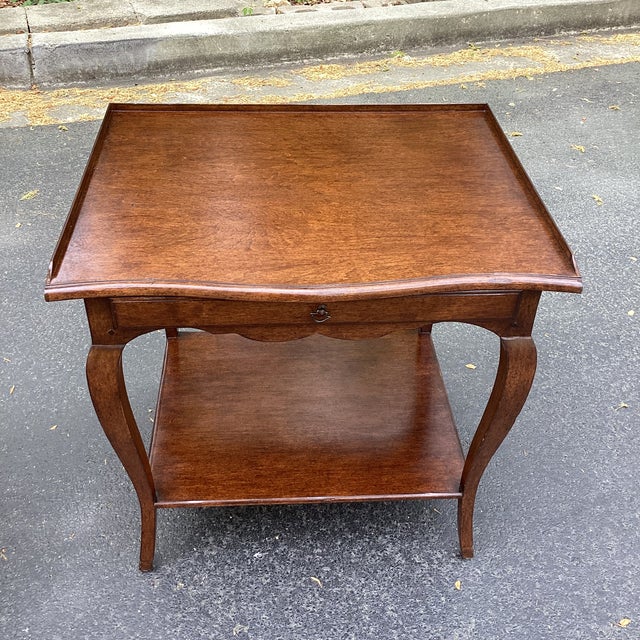 French Provincial 1970s Pair of Minton-Spidell French Provincial Walnut End Tables With Drawers – Fully Restored For Sale - Image 3 of 9