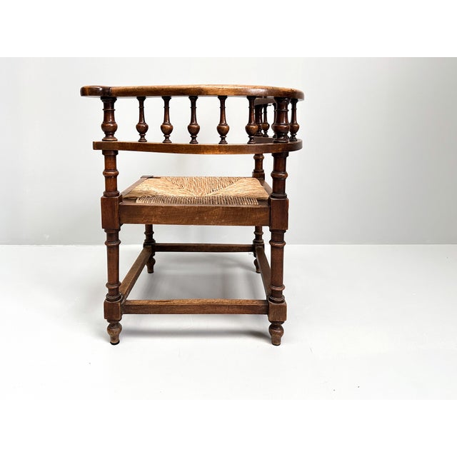 Antique Walnut Corner Chair with Spindle Back and Straw Seat, 1890s For Sale - Image 3 of 11