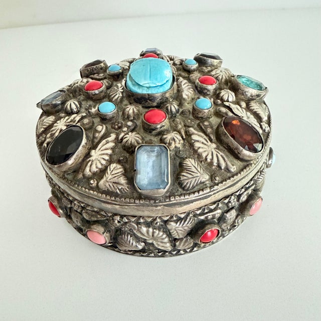1960s 20th Century Egyptian Silver Jeweled Box For Sale - Image 5 of 12