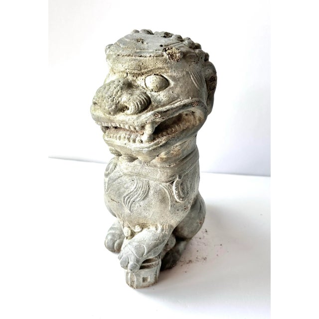 1970s Vintage Concrete Foo Dog Garden Statue – Asian Guardian Lion Outdoor Sculpture For Sale - Image 5 of 7