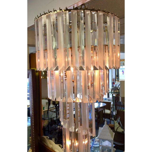 1960s Mid-Century Modern Italian Style Spiraled Lucite 8-Light Chandelier For Sale - Image 4 of 18