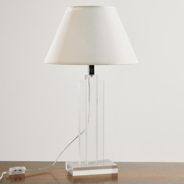 A truly classic and elegant piece. A pair of acrylic glass table lamps with angular shapes from the 1980s. The surface of...