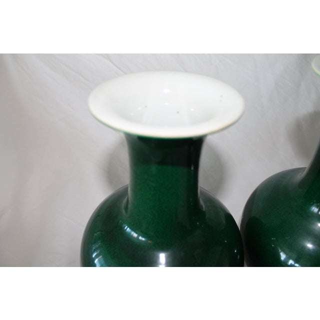 Green Pair of 19th Century Chinese Green Porcelain Vases For Sale - Image 8 of 10