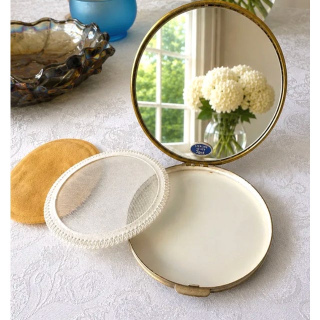 Embodying the peak of mid-century cosmetic luxury and Hollywood vanity glamour, this exquisite Rex Fifth Avenue powder...