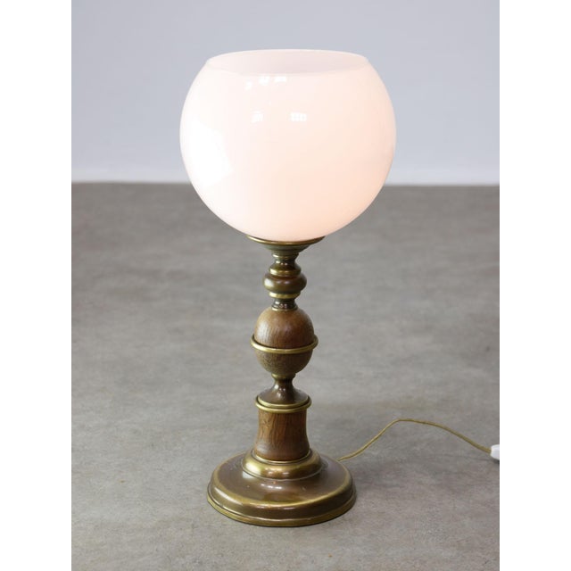 The lamp socket is designed for standard e27 light-bulb (not included) but also takes your standard e26 size (tested). We...