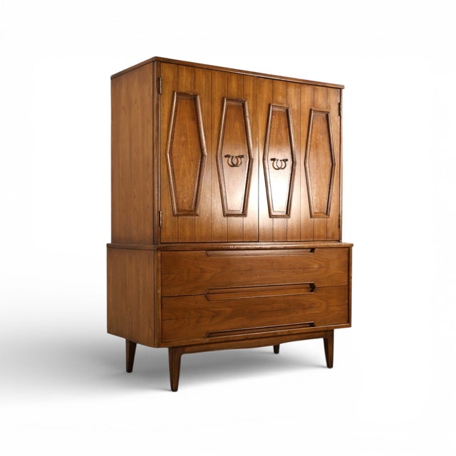 This 1960s vintage mid century modern Thomasville Omega highboy dresser is a striking example of the brand’s bold,...