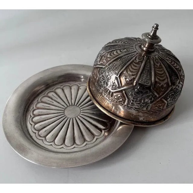 Domed French Silver Plate Repoussé Butter or Covered Dish Plate For Sale In Los Angeles - Image 6 of 13
