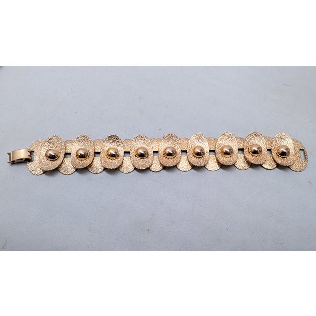 Mid-Century Modern Vintage 1950s Signed Napier Modernist Goldtone Textured Oval Link Bracelet For Sale - Image 3 of 8