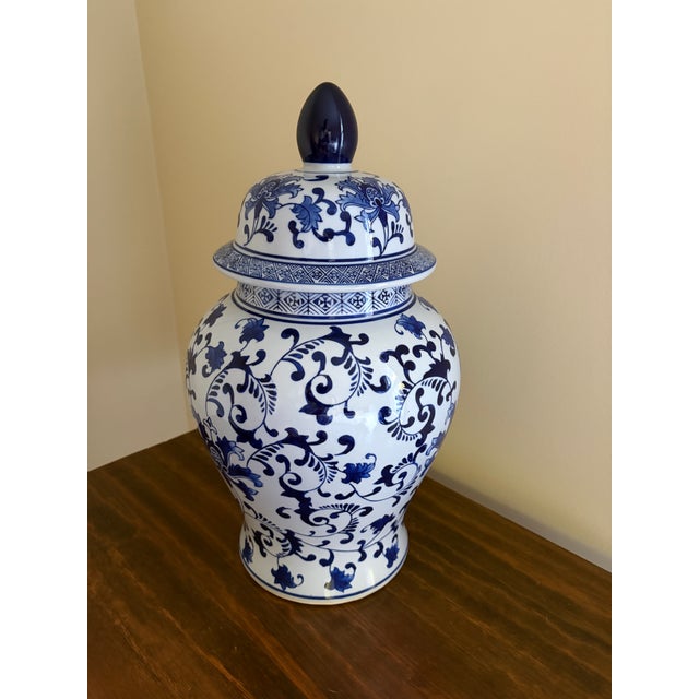 Chinoiserie Late 20th Century Chinoiserie Large Blue and White Porcelain Ginger Jar For Sale - Image 3 of 8