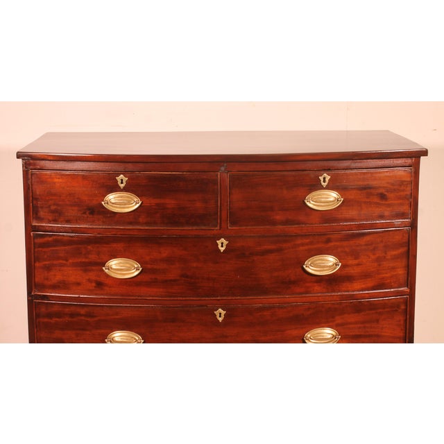 Exquisite bombé mahogany commode from the early 19th century - England This high-quality commode features bombé drawer...