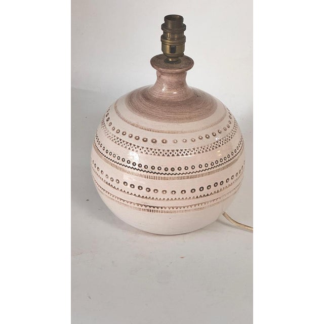 1970s French Beige Ceramic Table Lamp with Geometric Relief Design in the style of Jean Besnard, 1970s For Sale - Image 5 of 14