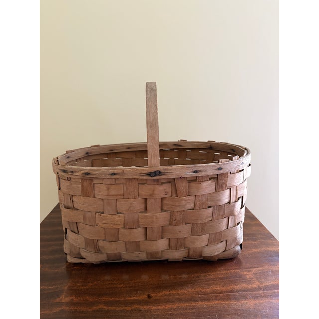 French Country Early 20th Century Split Oak Gathering Basket With Warm Patina For Sale - Image 3 of 9