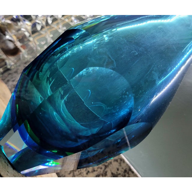 Czechoslovakia 1960's Czech Art Deco Faceted Blue Fishtail Vase - Cobalt Sommerso - Attributed to Moser For Sale - Image 4 of 4