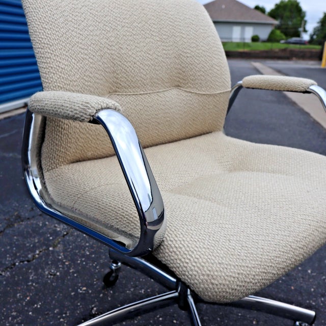 This original 1988 Steelcase Model 454 311 Executive Swivel Chair is an exceptional postmodern relic in remarkable...