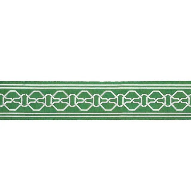 These gutsy trims are perfect for the leading edge of curtains or anywhere you want to add instant glamour. Sold as a...