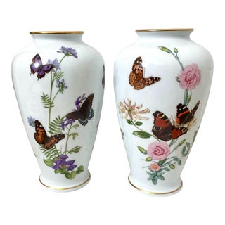 Franklin Porcelain the Meadowland Butterfly Vase John Wilkinson 1981. Set of 2 For Sale