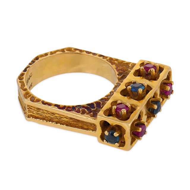 Vintage Ruby Sapphire 18k Yellow Gold Architectural Hammered Ring, Size 6.5 For Sale - Image 4 of 6
