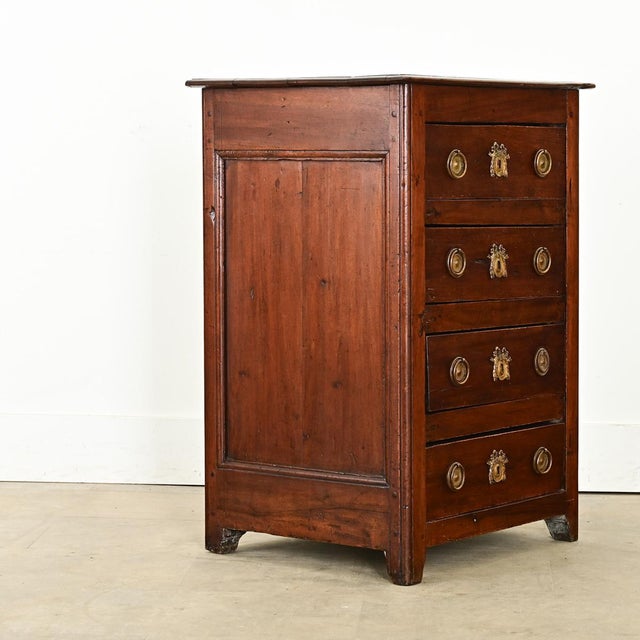 French Early 19th Century Petite Walnut Chest of Drawers For Sale In Baton Rouge - Image 6 of 12