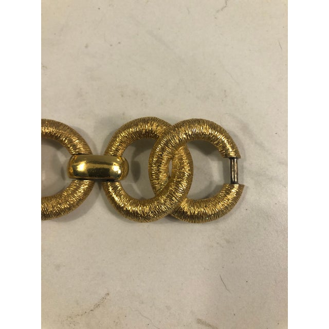 Gold 1970s Crown Trifari Textured Gold Link Bracelet For Sale - Image 8 of 14