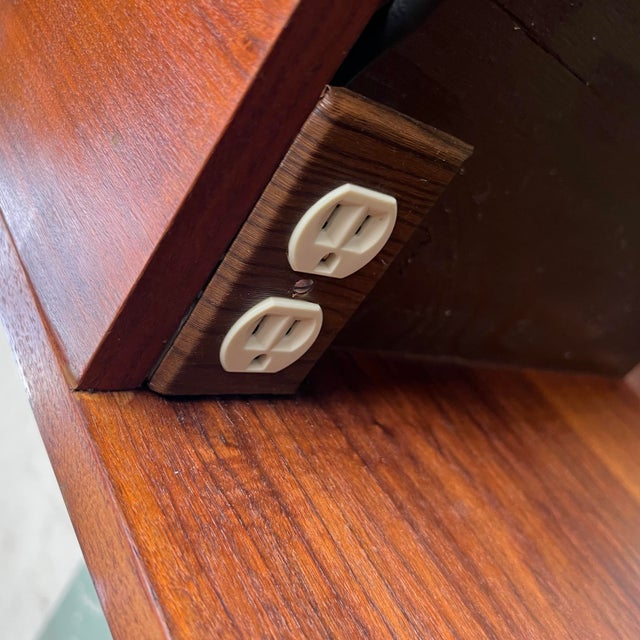 Vintage 1980s MCM Custom Walnut Stereo/Turntable Cabinet on Swivel Base For Sale - Image 12 of 12