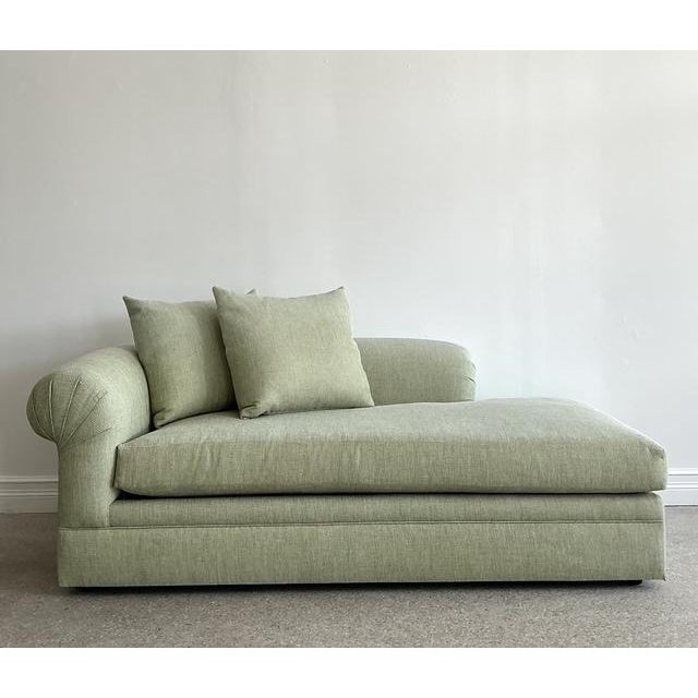 This elegant vintage chaise lounge by the luxury brand Kreiss is a masterclass in the "California Casual" aesthetic....