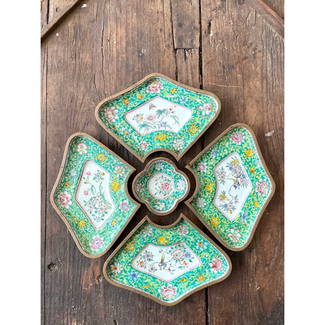 This charming vintage Chinoiserie metal tray set beautifully celebrates the enduring appeal of traditional Asian-inspired...
