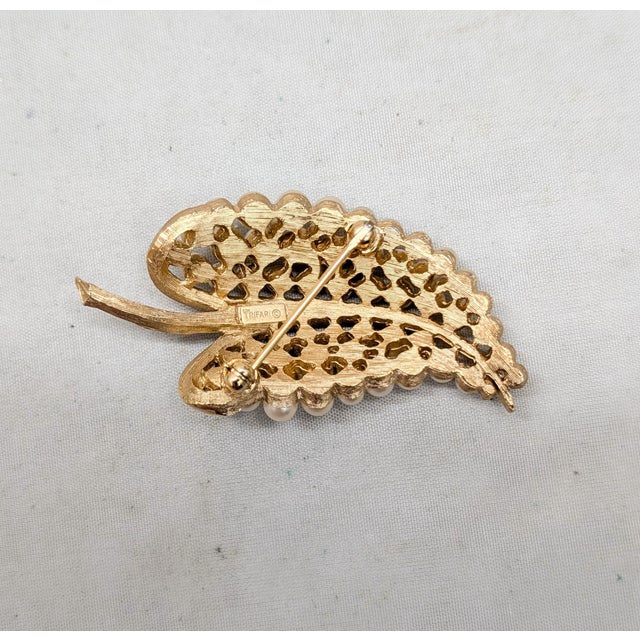 1960s Vintage Signed Crown Trifari Goldtone Faux-Pearl & Clear Rhinestone Brooch For Sale - Image 5 of 6