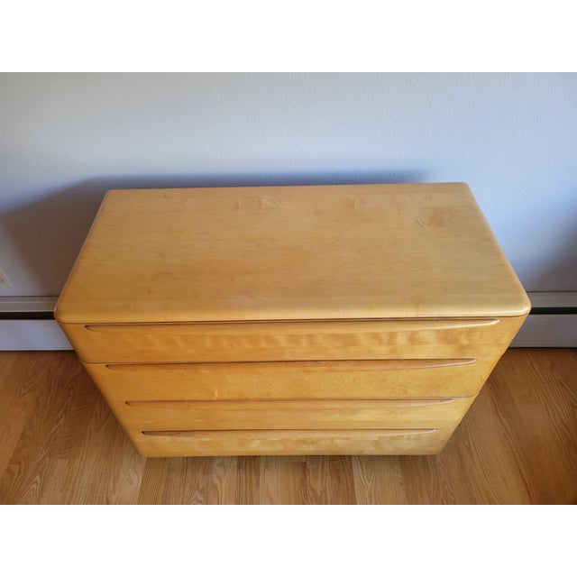 Circa 1950 A handsome Chest of Drawers from Heywood Wakefield’s Encore Collection. Features solid Birch construction with...